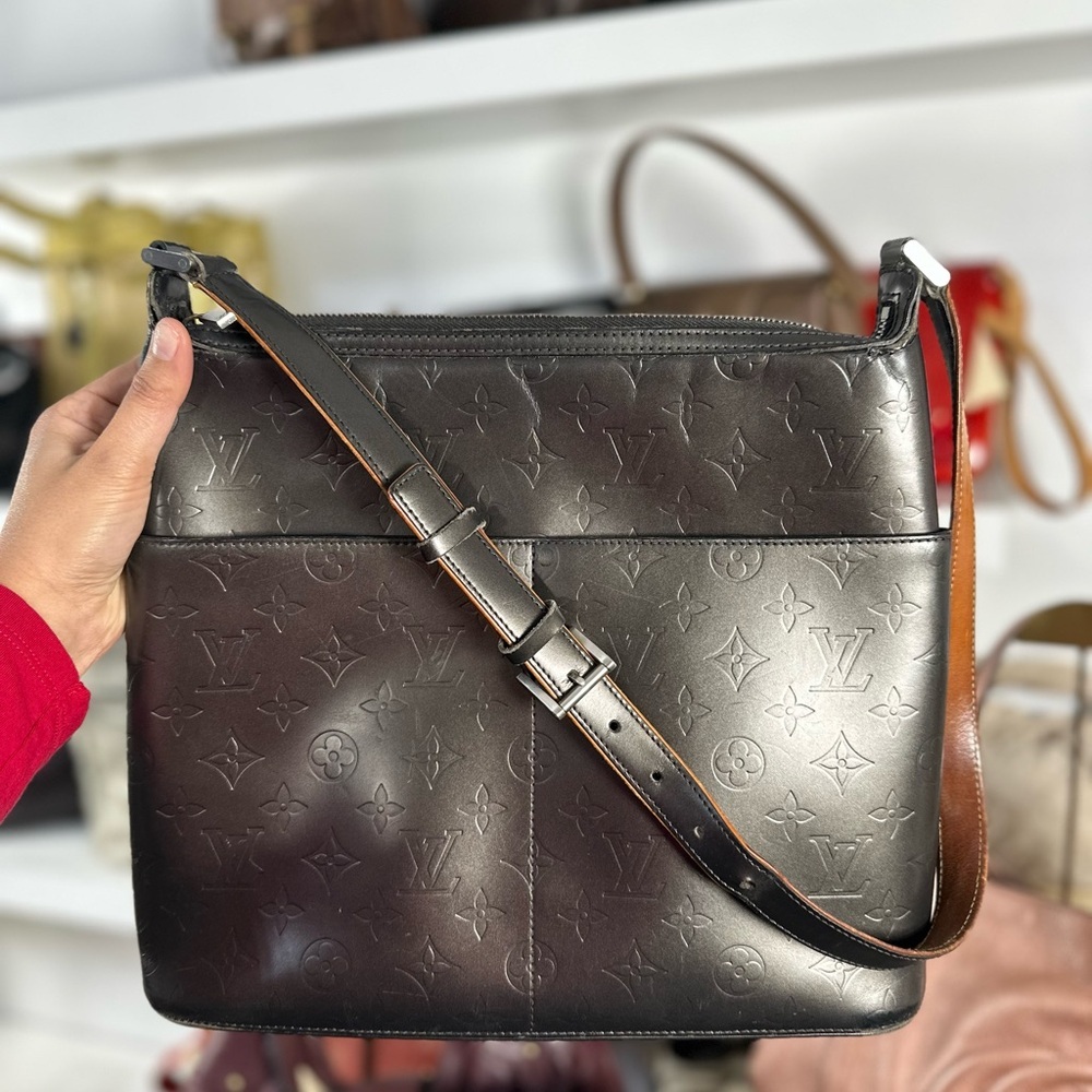 LV MATTE VERNIS SHOULDER BAG